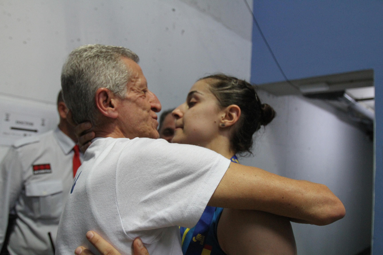 Gonzalo Marín abraza a su hija tras ganar el Campeonato de Europa de 2018.