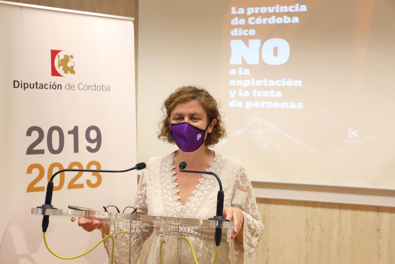 La diputada de Igualdad, Alba Doblas, presenta la cita.