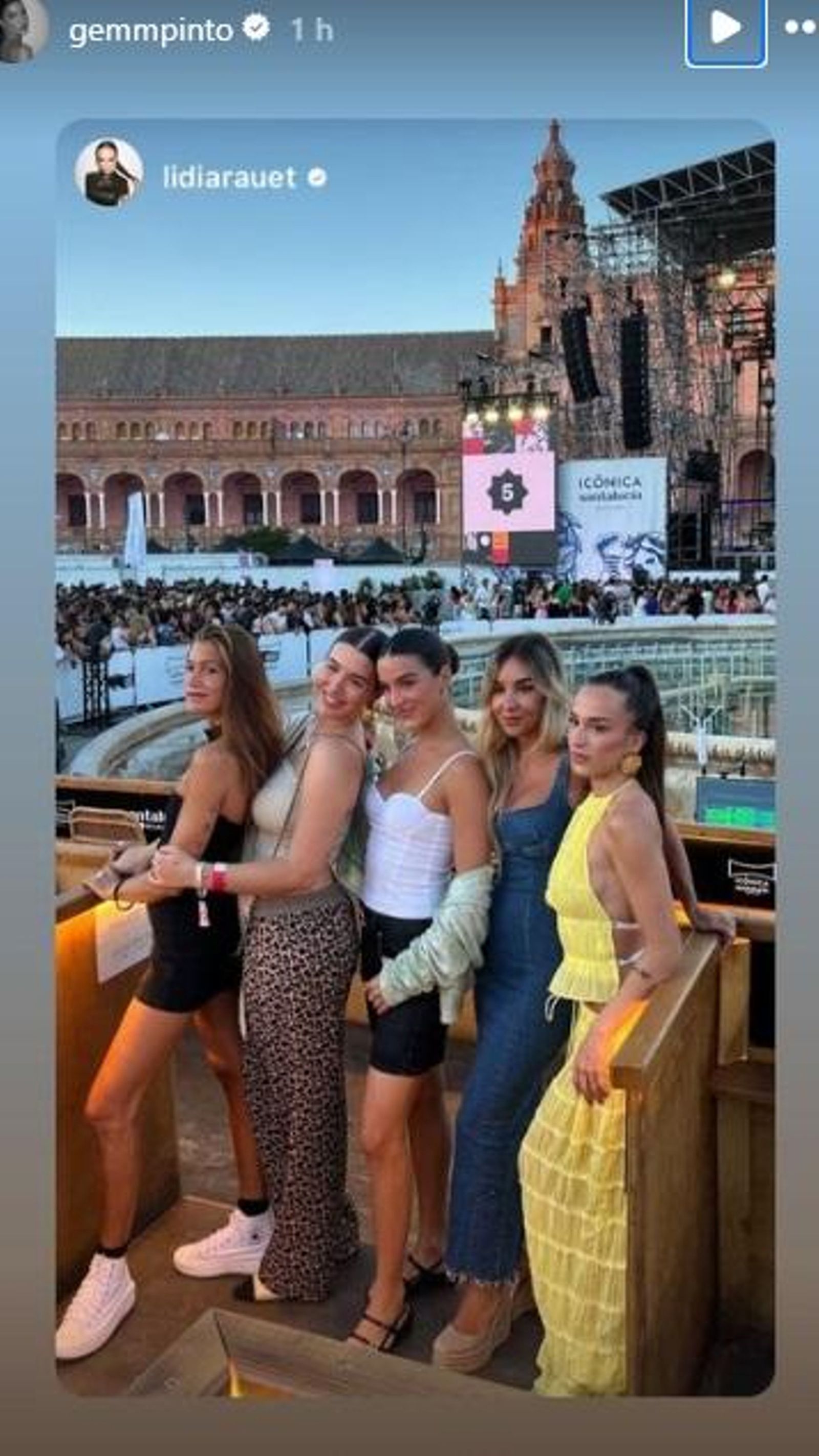 Alba Díaz con sus amigas en el concierto de Maluma en Sevilla.