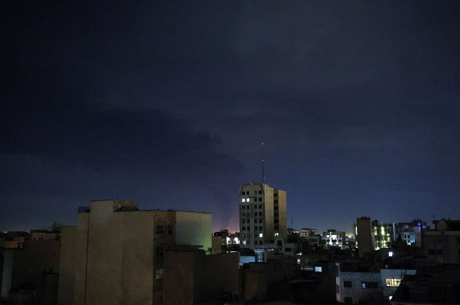 Galería Gráfica: Otra jornada de misiles, fuego, humo y militarización en Oriente Medio