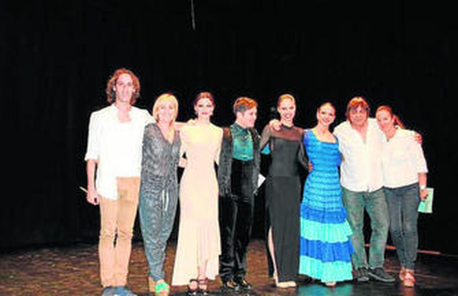 Los ganadores con los bailaores Rubén Olmo y Antonio Canales.
