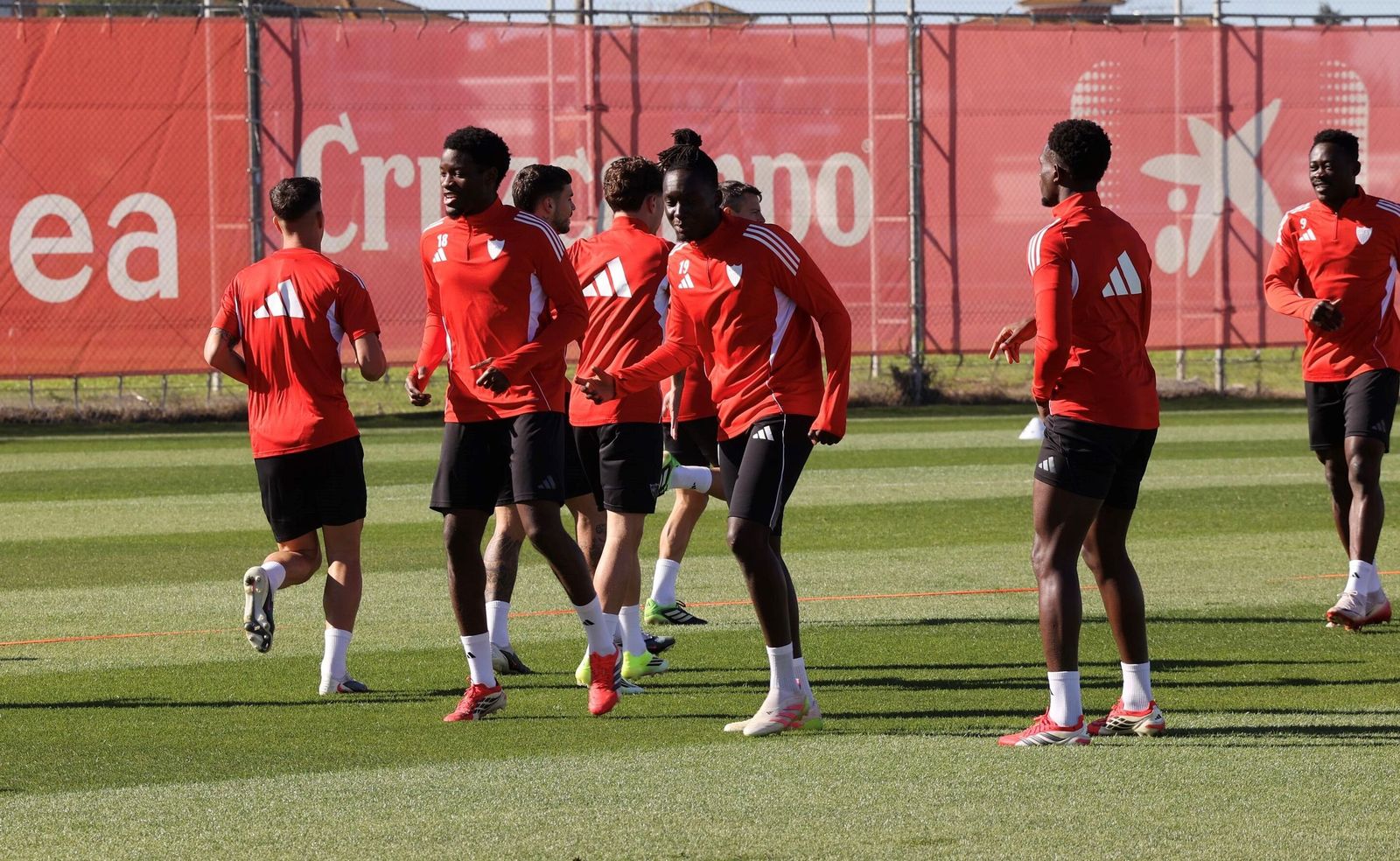 Agoumé, uno de los que están a una tarjeta del castigo, junto a Batista Mendy.