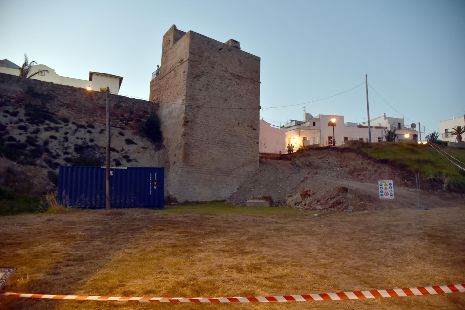 La torre del Miramar, con las primeras excavaciones ya realizadas para la futura escalera.