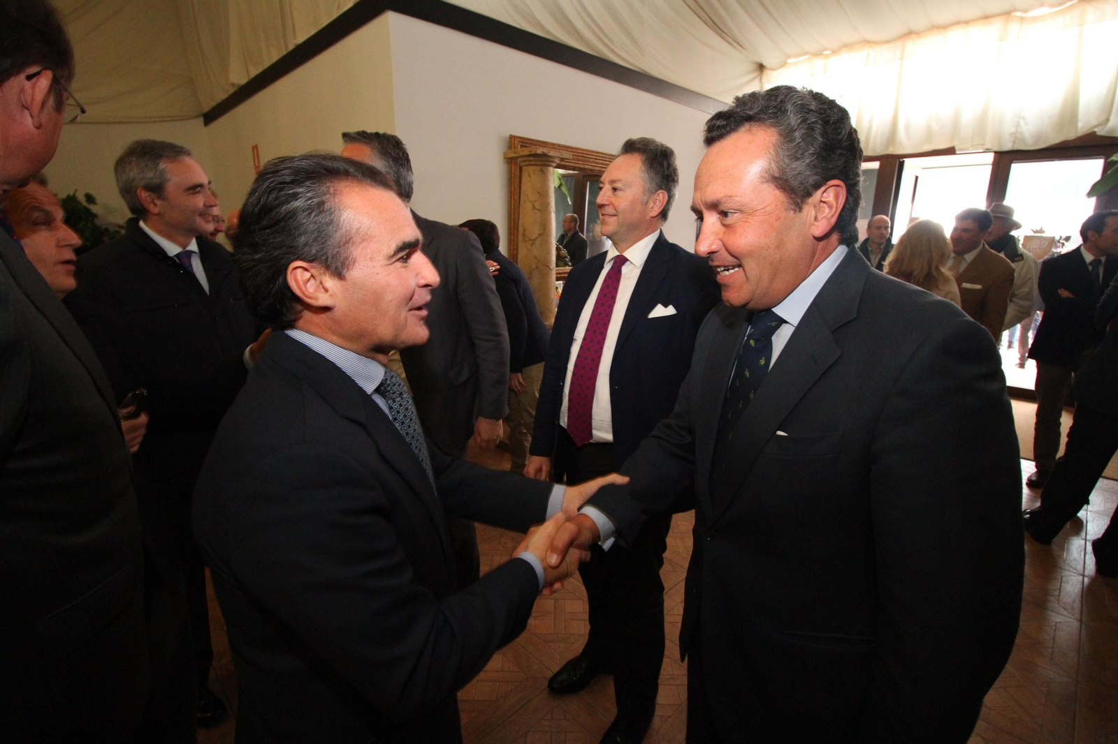 Rafael Herrador, director territorial de Caixabank en Andalucía Occidental conversa con Gonzalo Madariaga, presidente de Ditecsa.