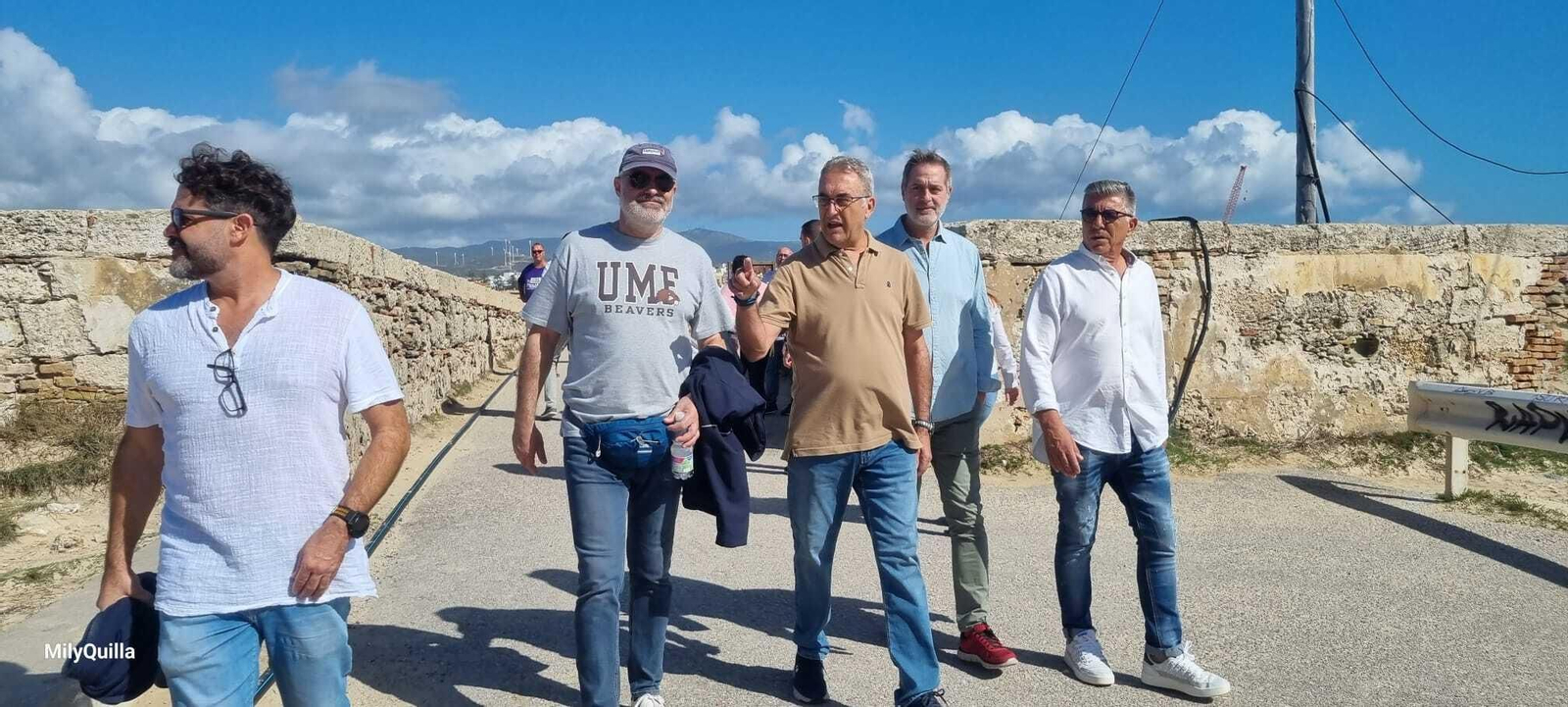 Christos Arvanitidis recorre la Isla de Tarifa junto a José Antonio Santos.