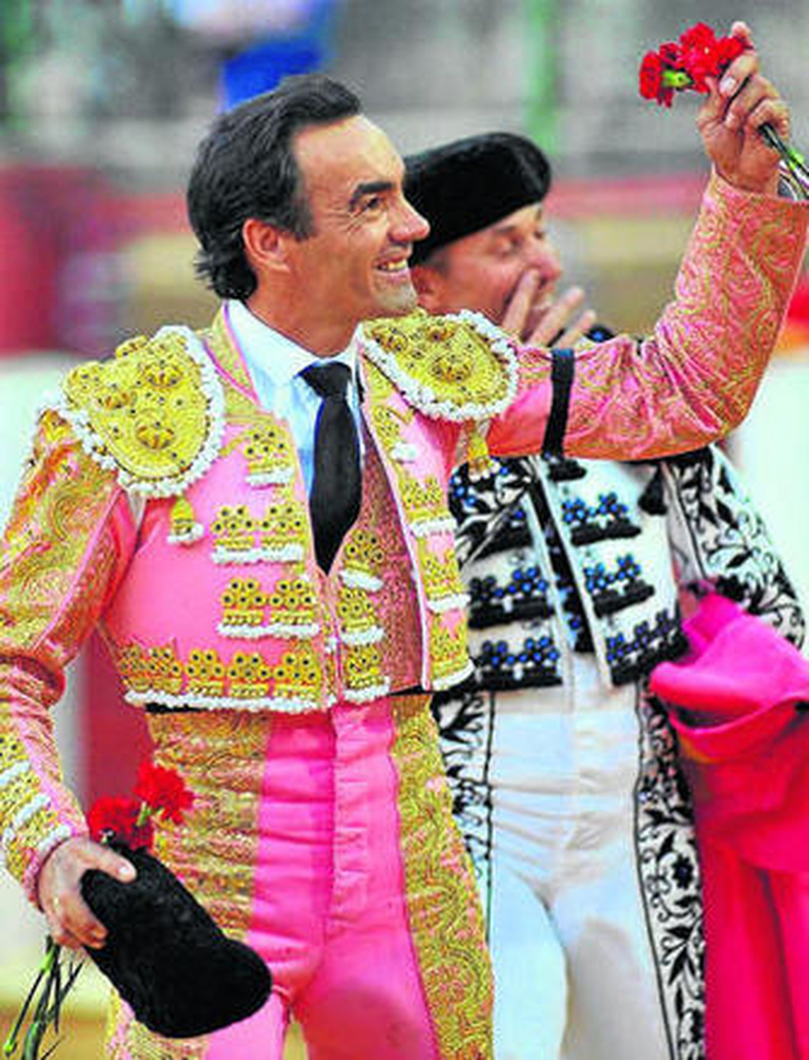 Manuel Jesus 'El Cid', paseando la oreja que cortó en Valladolid.