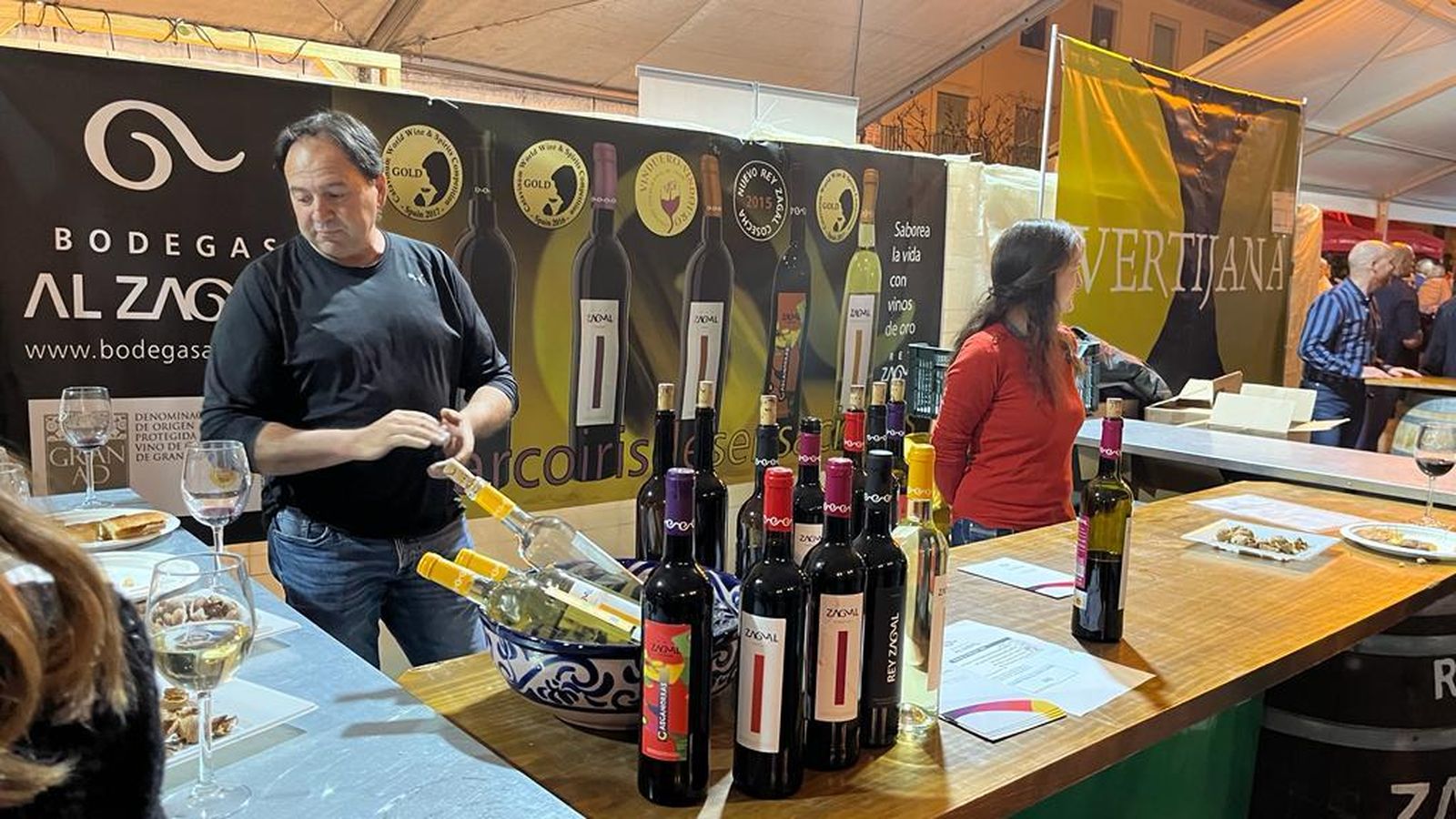 Los stands de Bodegas AlZagal y  Vertijana