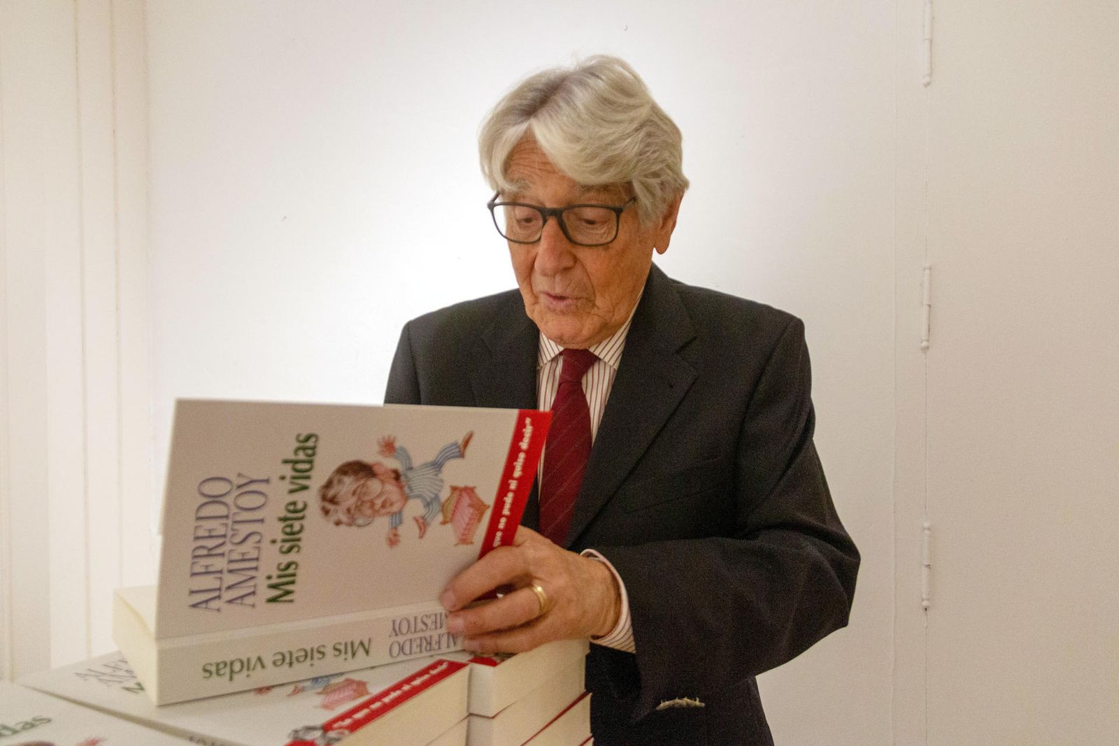 Alfredo Amestoy con su nuevo libro
