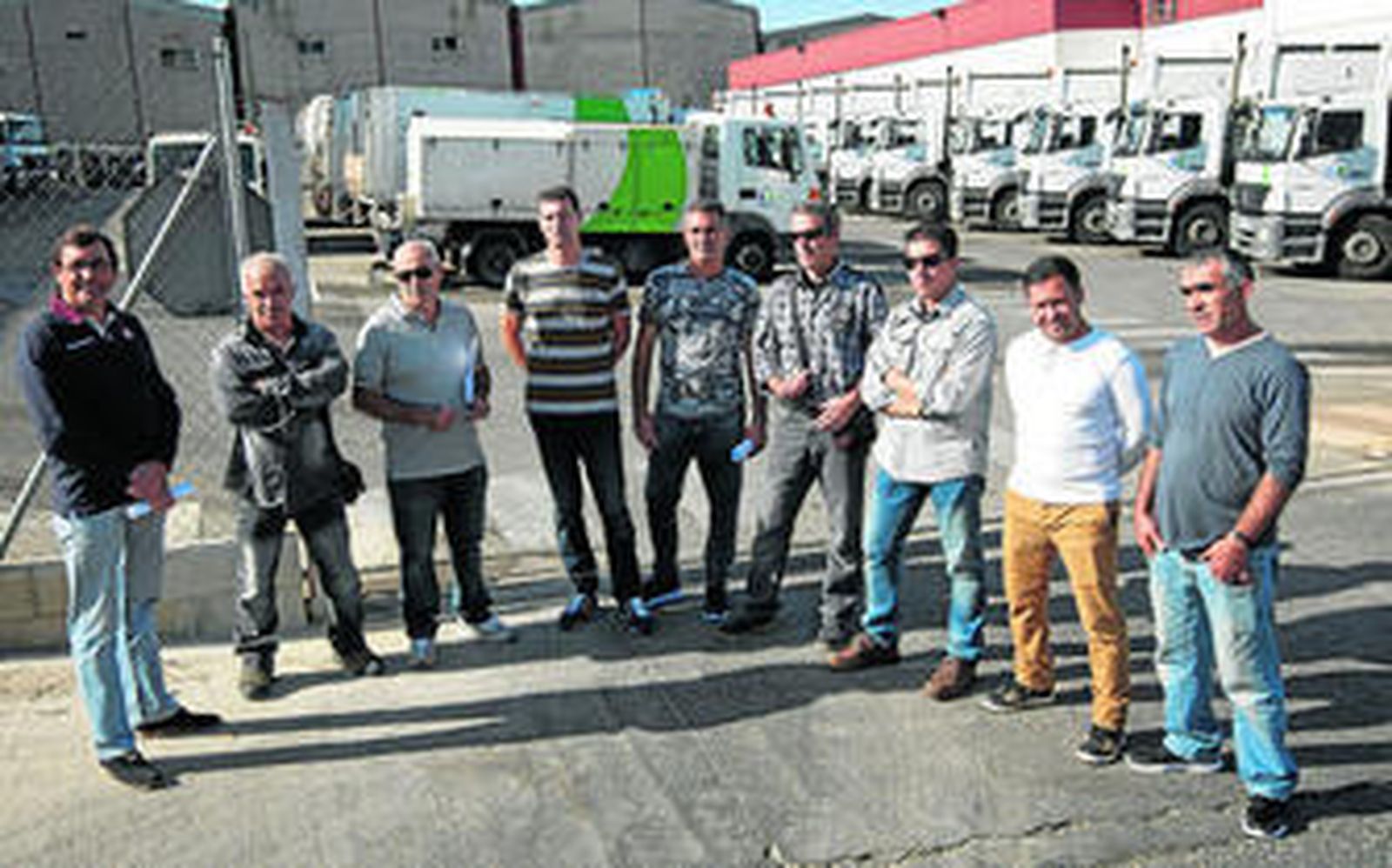Representantes de las plantillas durante la rueda de prensa de ayer frente a las instalaciones de Urbisur en el Polígono de Pelagatos.