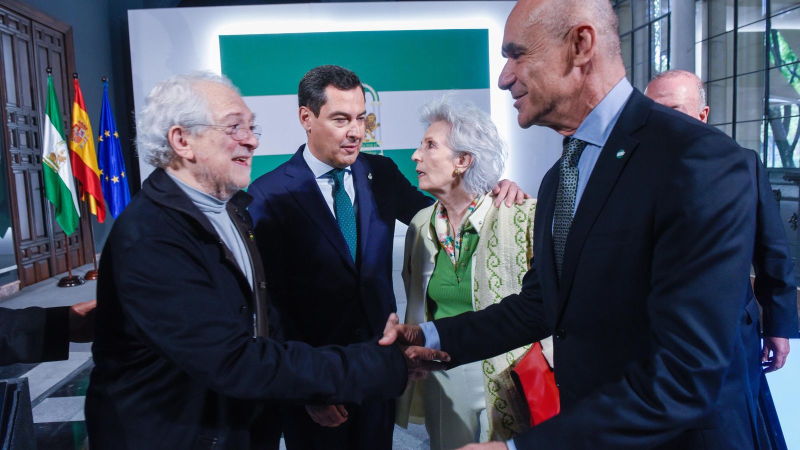 jandro Rojas Marcos saluda al alcalde de Sevilla en presencia de Juanma Moreno en el acto celebrado ayer en San telmo.