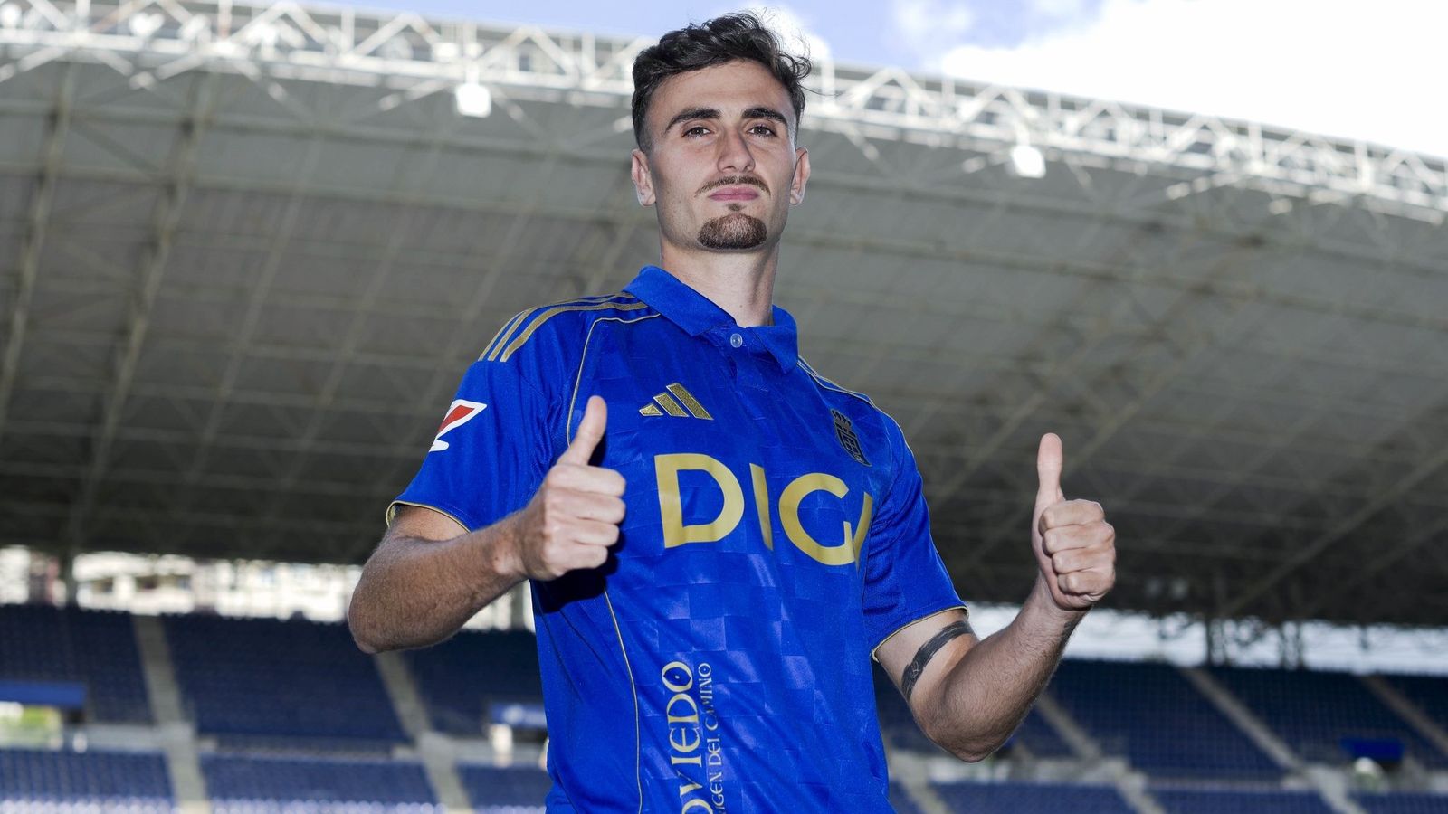 Álex Forés, el día de su presentación como jugador del Real Oviedo.