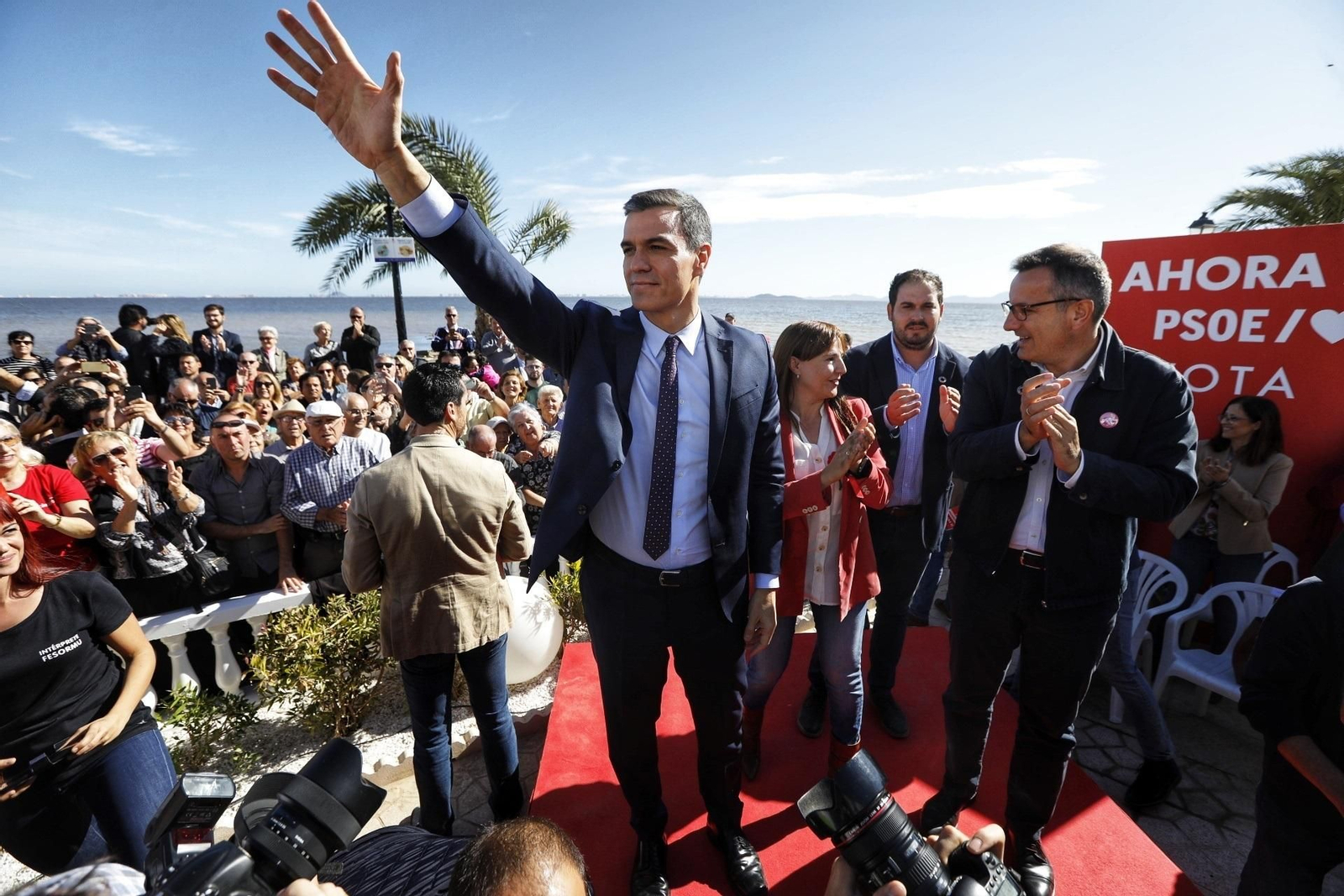 El secretario general del PSOE y candidato a la Presidencia del Gobierno, Pedro Sánchez, en Los Alcázares (Murcia) este jueves por la mañana. El secretario general del PSOE y candidato a la Presidencia del Gobierno, Pedro Sánchez, en Los Alcázares (Murcia) este jueves por la mañana.