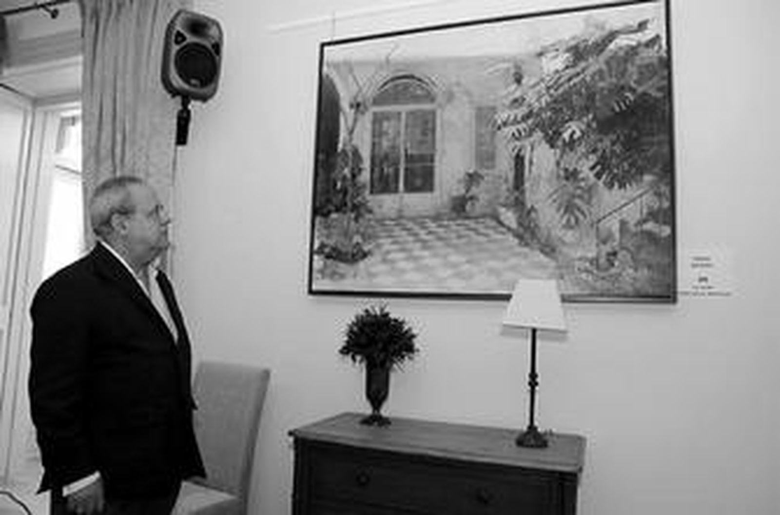 Juan Corchado ante la obra ganadora del certamen.