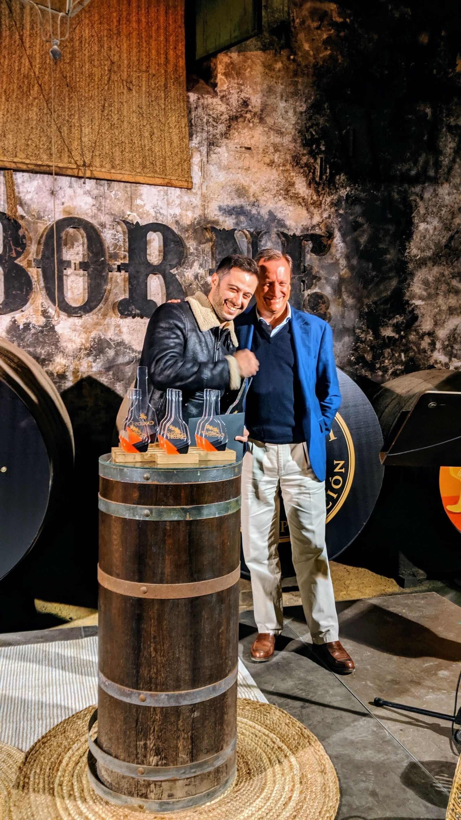 Javier Infante junto a Fernando Terry (CEO Osborne) en la recogida del premio.