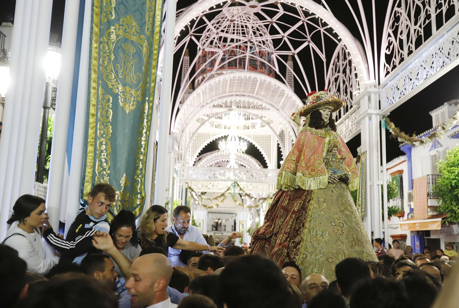 La Virgen del Rocío recorre las calles de Almonte hacia el Chaparral para el inicio del Camino de los Llanos