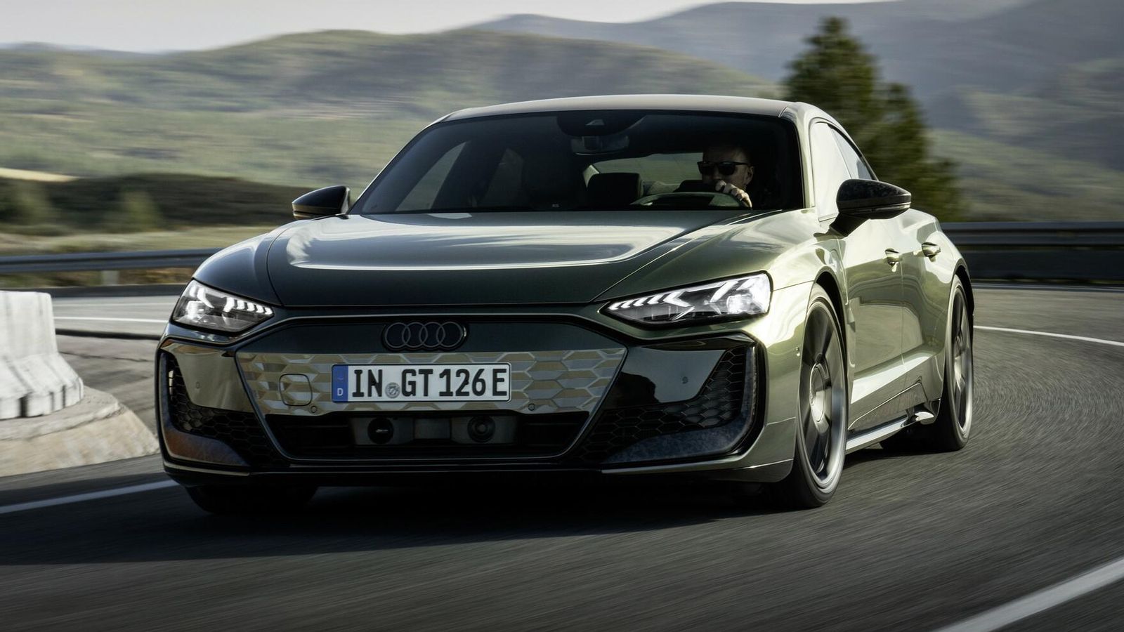 El RS e-tron GT Performance ofrece un aspecto más deportivo aún que sus hermanos. Esta versión, con un precio de 166.900 euros, es la más costosa de la oferta eléctrica de Audi. El RS e-tron GT Performance ofrece un aspecto más deportivo aún que sus hermanos. Esta versión, con un precio de 166.900 euros, es la más costosa de la oferta eléctrica de Audi.