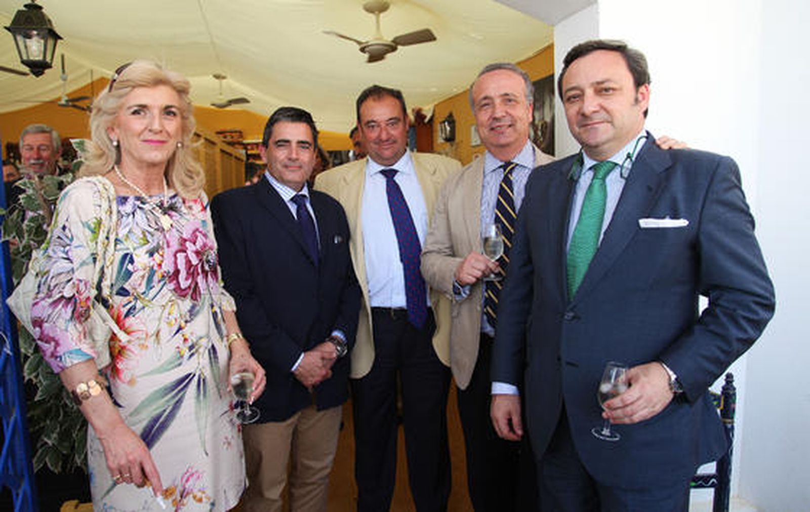 El director general de Grupo Joly, Tomás Valiente (en el centro), ayer en la caseta de este medio junto a Florencio Baltasar, director territorial de EOS Risq España, y su esposa, Blanca Mezquita; Mario Carranza, director general de la Asociación Andaluza de la Empresa Familiar; y Jerónimo Jiménez, director de la asociación.

Foto: Vanesa Lobo