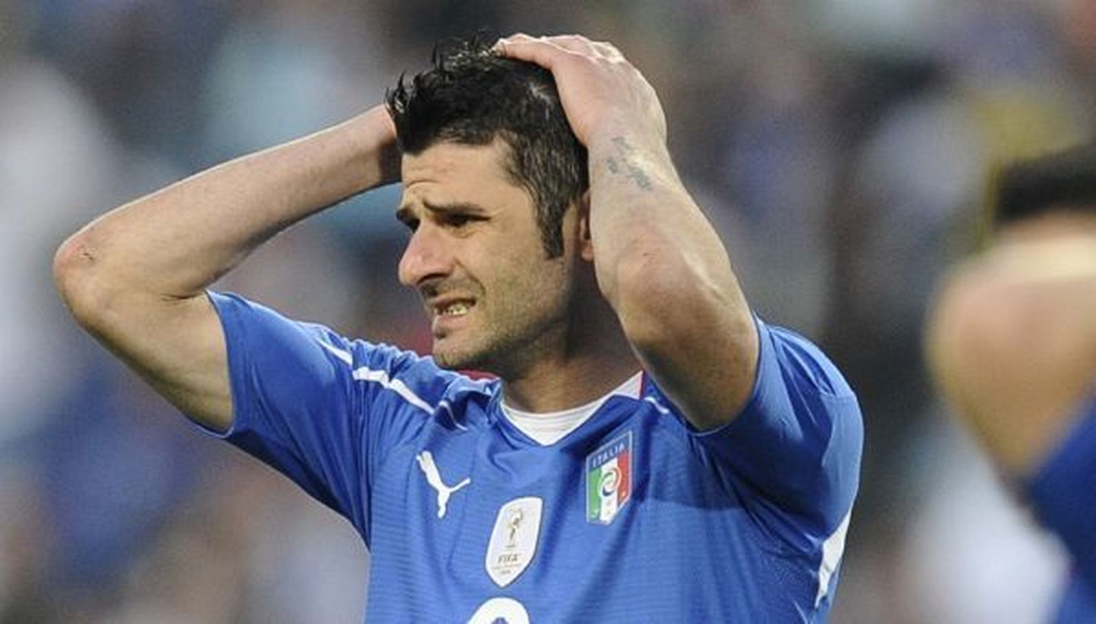 Iaquinta, con las manos en la cabeza en un partido con Italia.