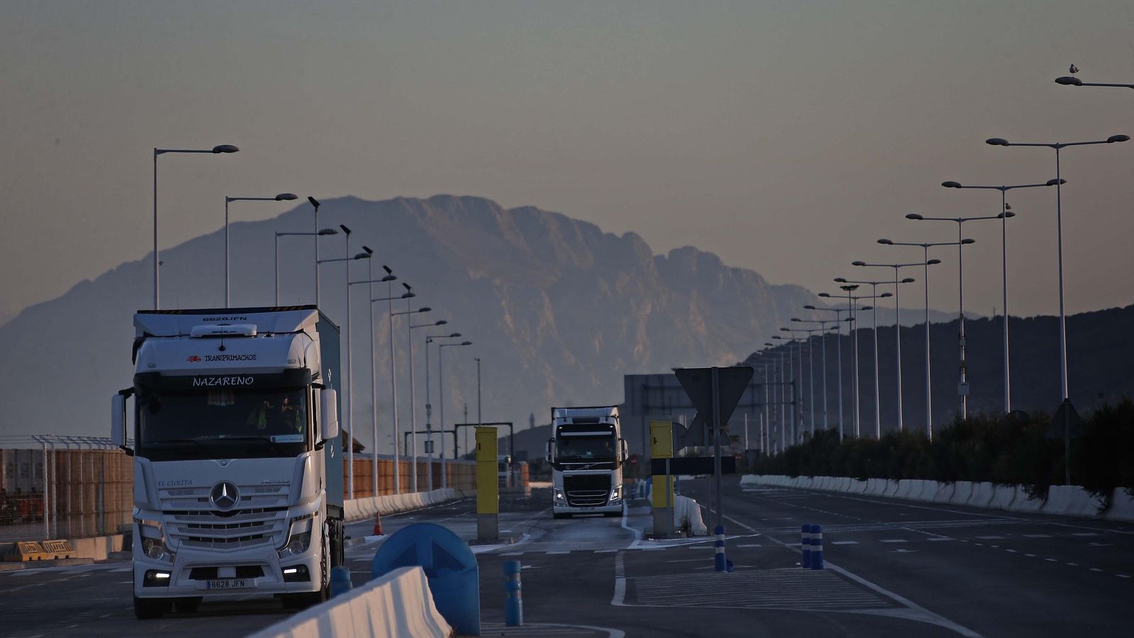 Dos camiones circulan por Isla Verde Exterior.