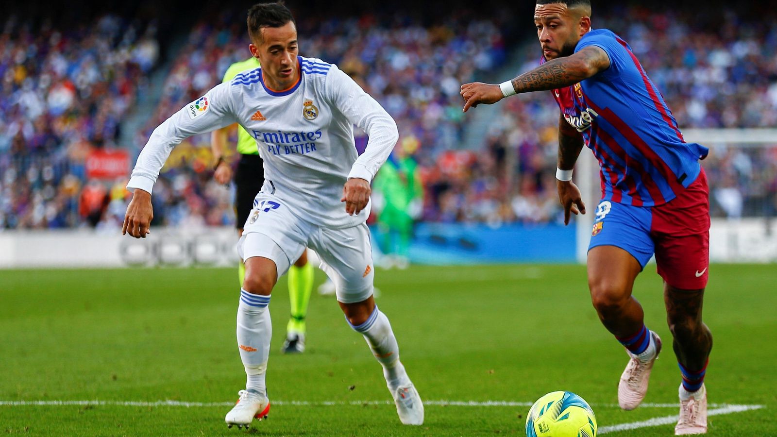 Depay encara a Lucas Vázquez.