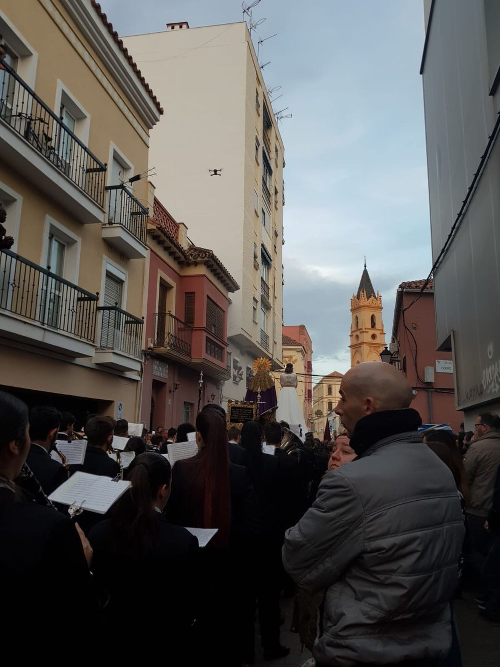 Al fondo, el dron durante el traslado del Cautivo.