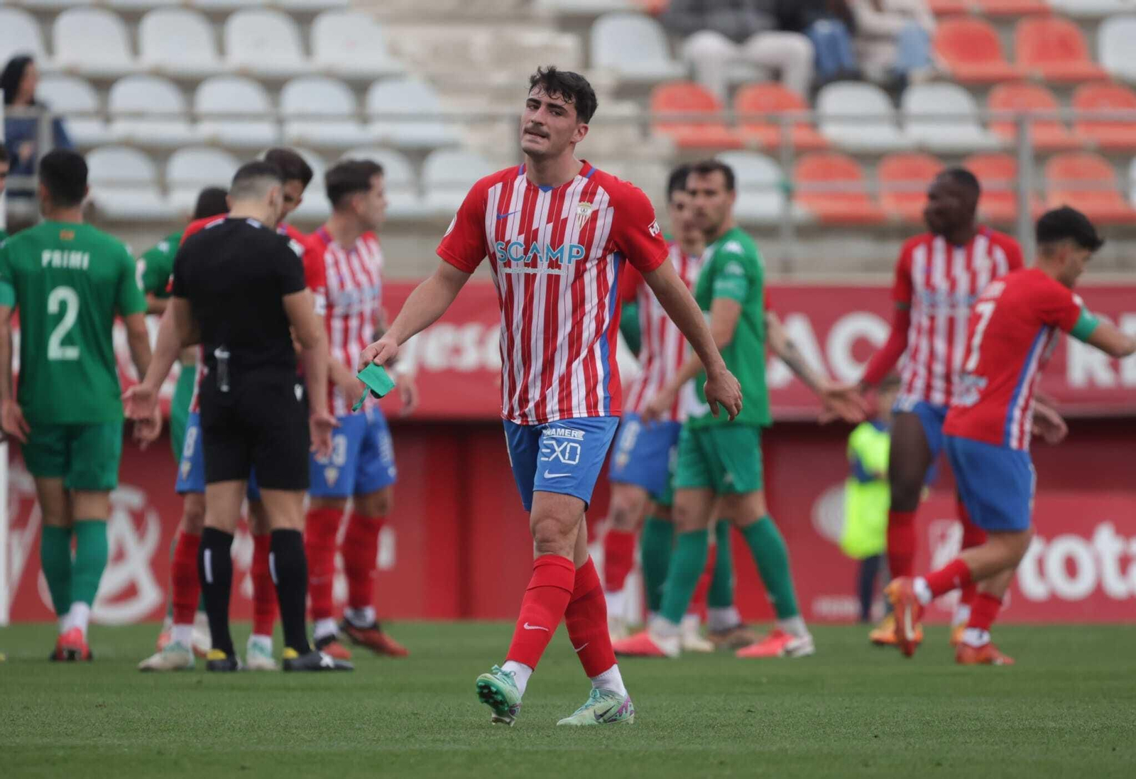 Javi López-Pinto, tras su expulsión ante el Alcoyano. Javi López-Pinto, tras su expulsión ante el Alcoyano.