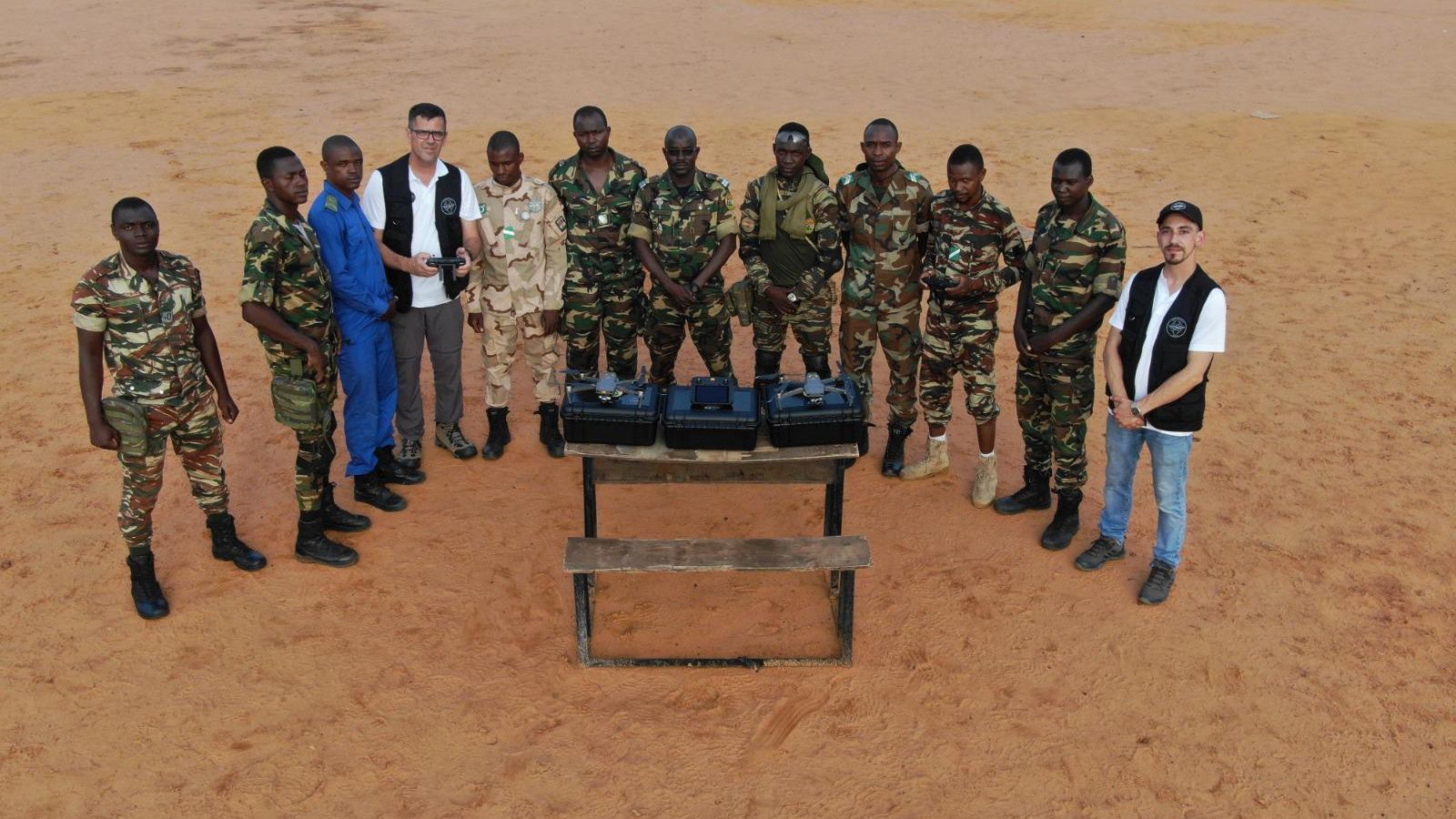 David Guzmán, cuarto por la izquierda, con los gendarmes de Níger a los que formó junto con Samuel Padín.