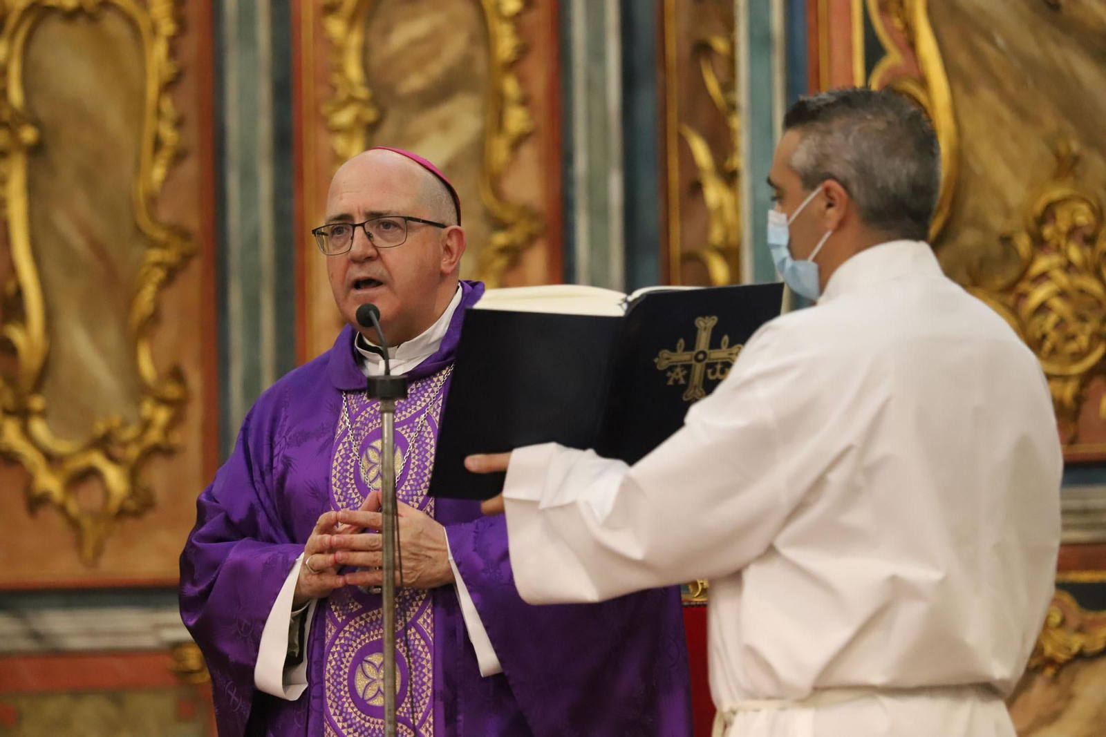 Imágenes de la imposición de cenizas en el inicio de la Cuaresma en la Catedral de Huelva