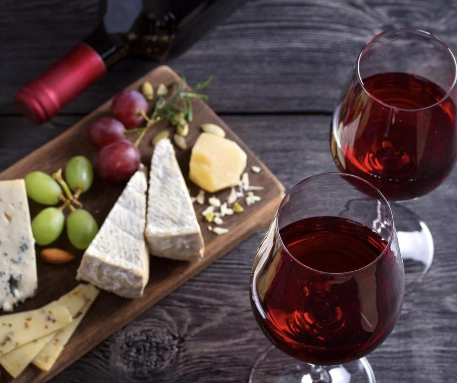 Vinos y una tabla de quesos