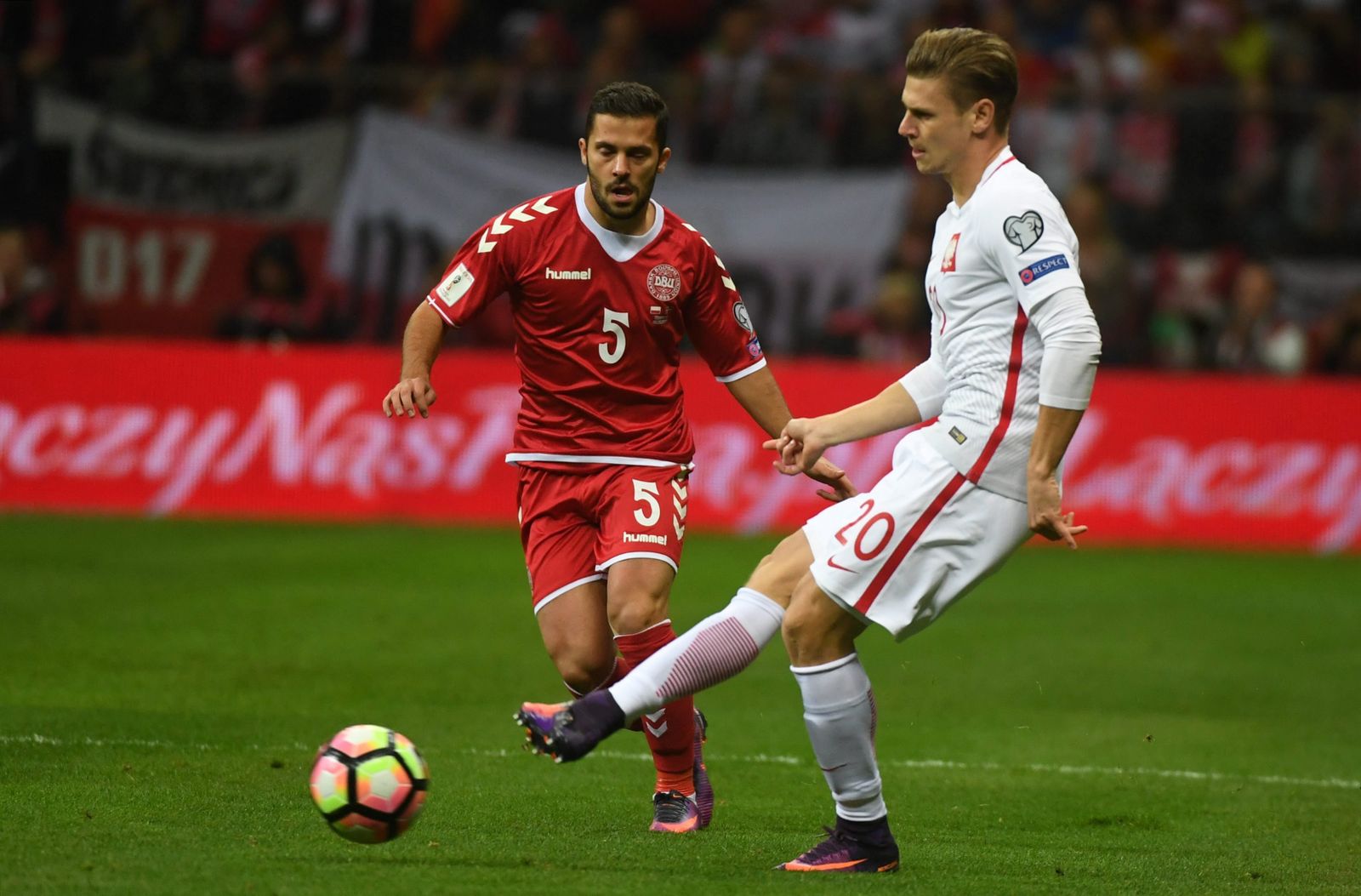 Durmisi presiona a Piszczek en el último Polonia-Dinamarca.