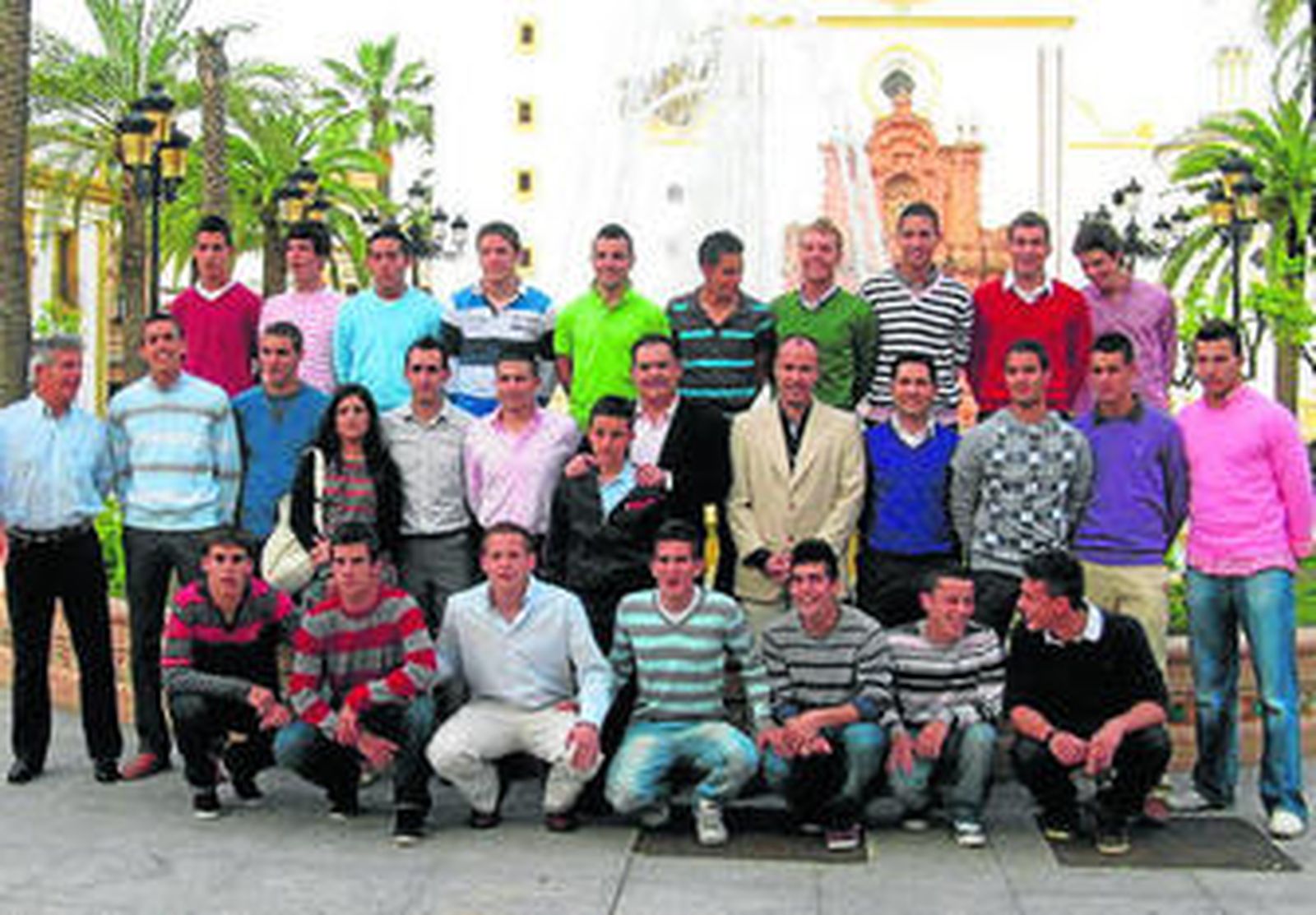 Los componentes del Siempre Alegres, con el alcalde palmerino.