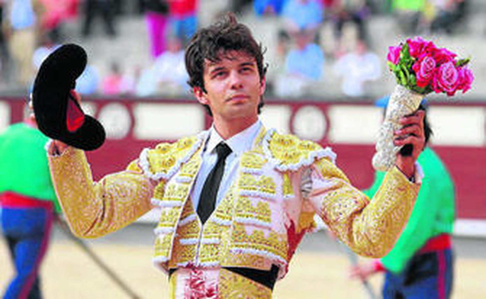 El diestro Juan del Álamo saluda durante su vuelta al ruedo, con un trofeo, en la plaza de toros de Madrid.