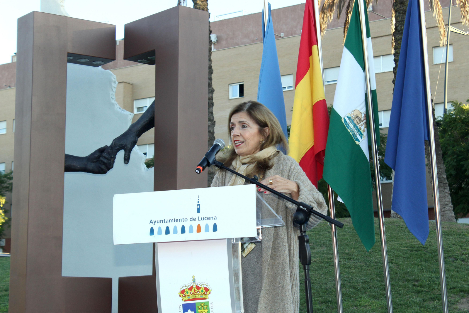 La inauguración de la escultura en recuerdo de las víctimas del Covid en Lucena, en imágenes