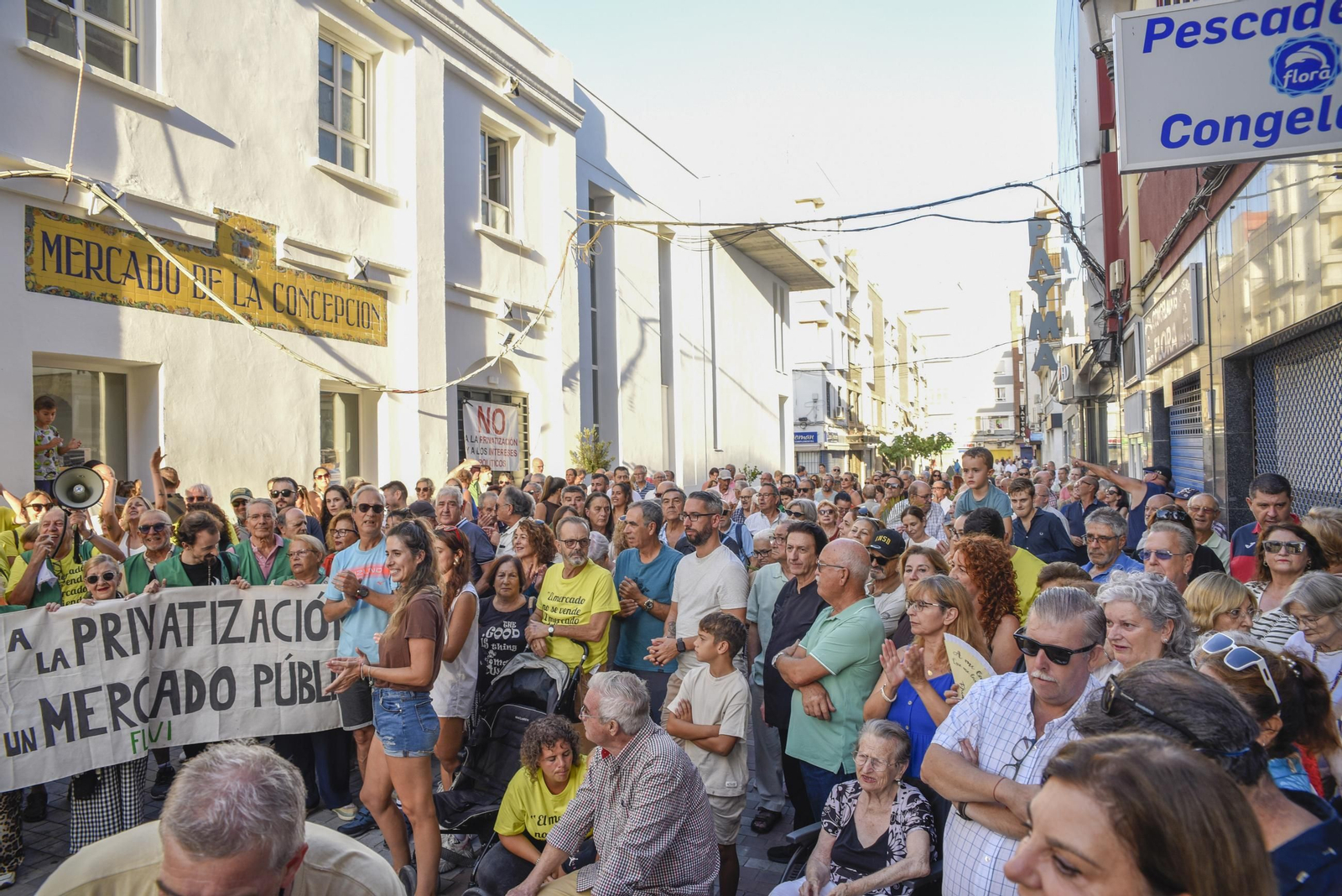 Las fotos de la protesta de los comerciantes de La Línea por la gestión del mercado municipal