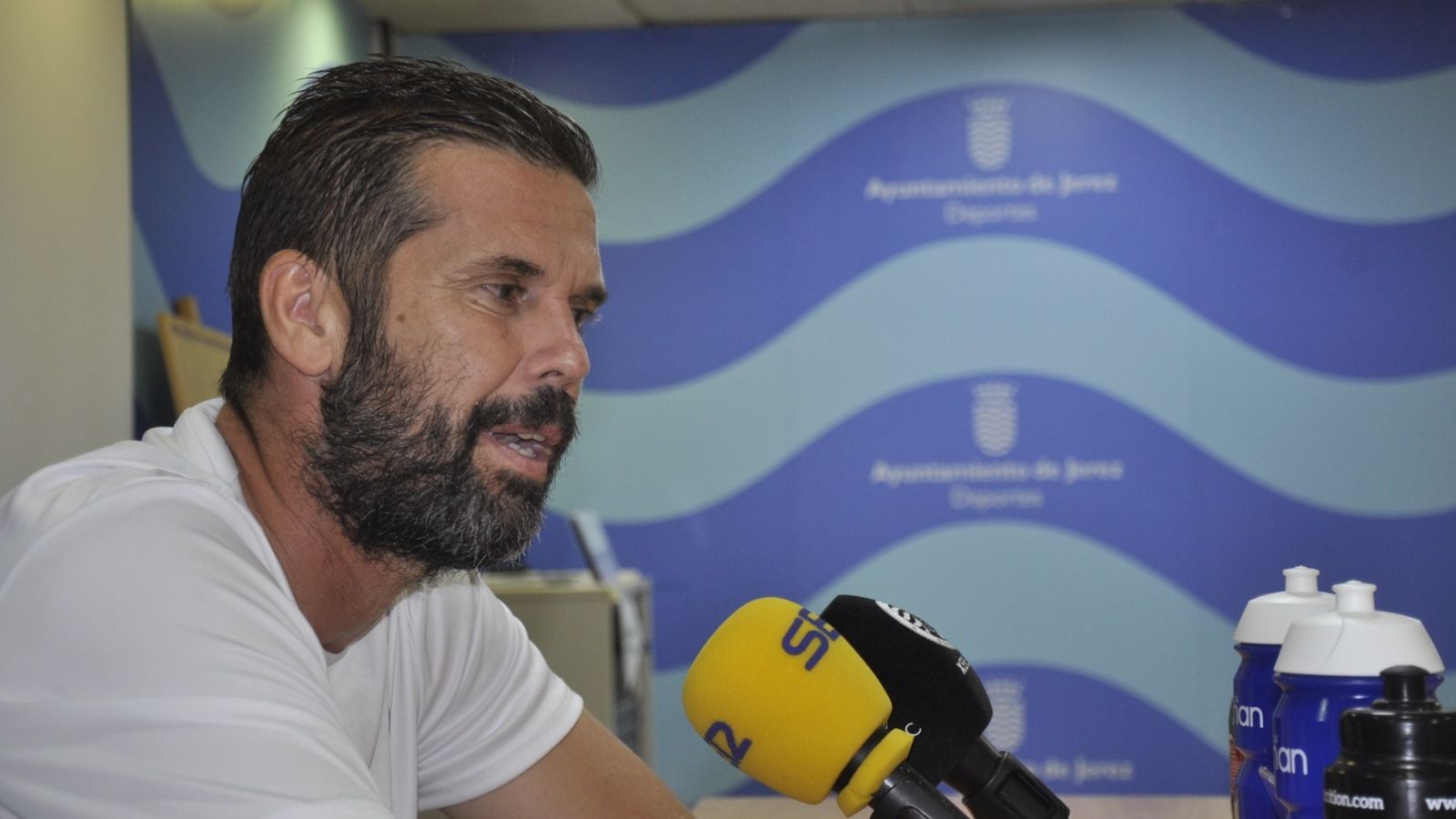 El entrenador del Xerez DFC espera que los nervios del estreno no afecten a su equipo.