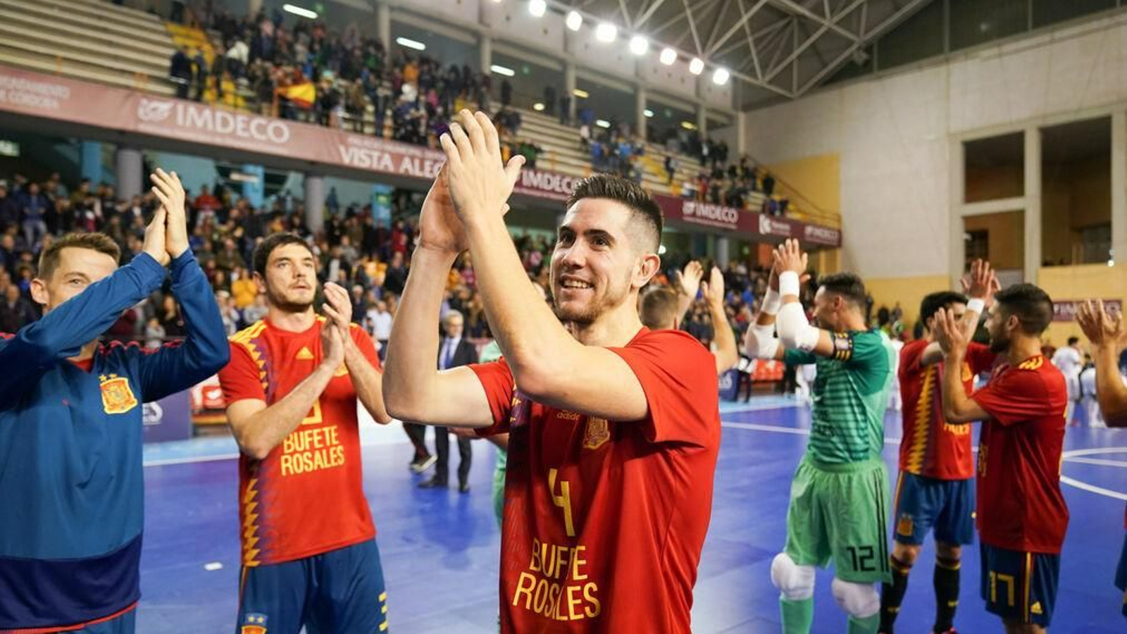 El cordobés Bebé saluda al público en Vista Alegre tras la última visita de la selección española a Córdoba.