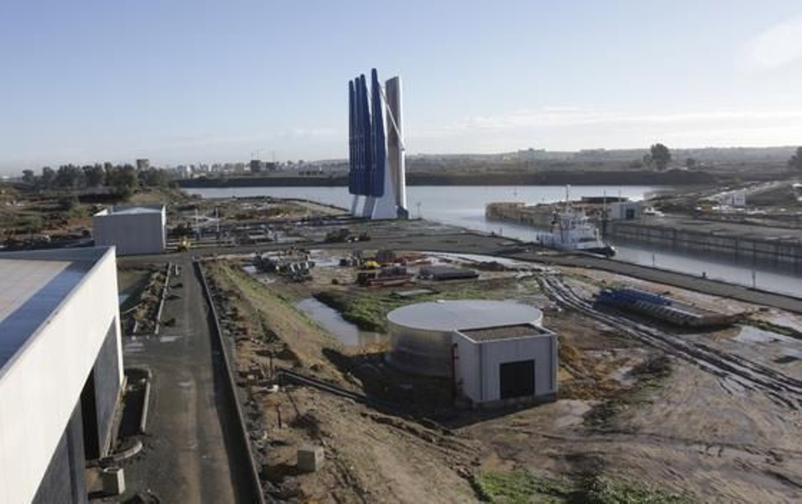 La nueva esclusa del Puerto de Sevilla, construida por los astilleros tras una inversión pública que supera los 160 millones de euros, está ya en funcionamiento.

Foto: José Ángel García