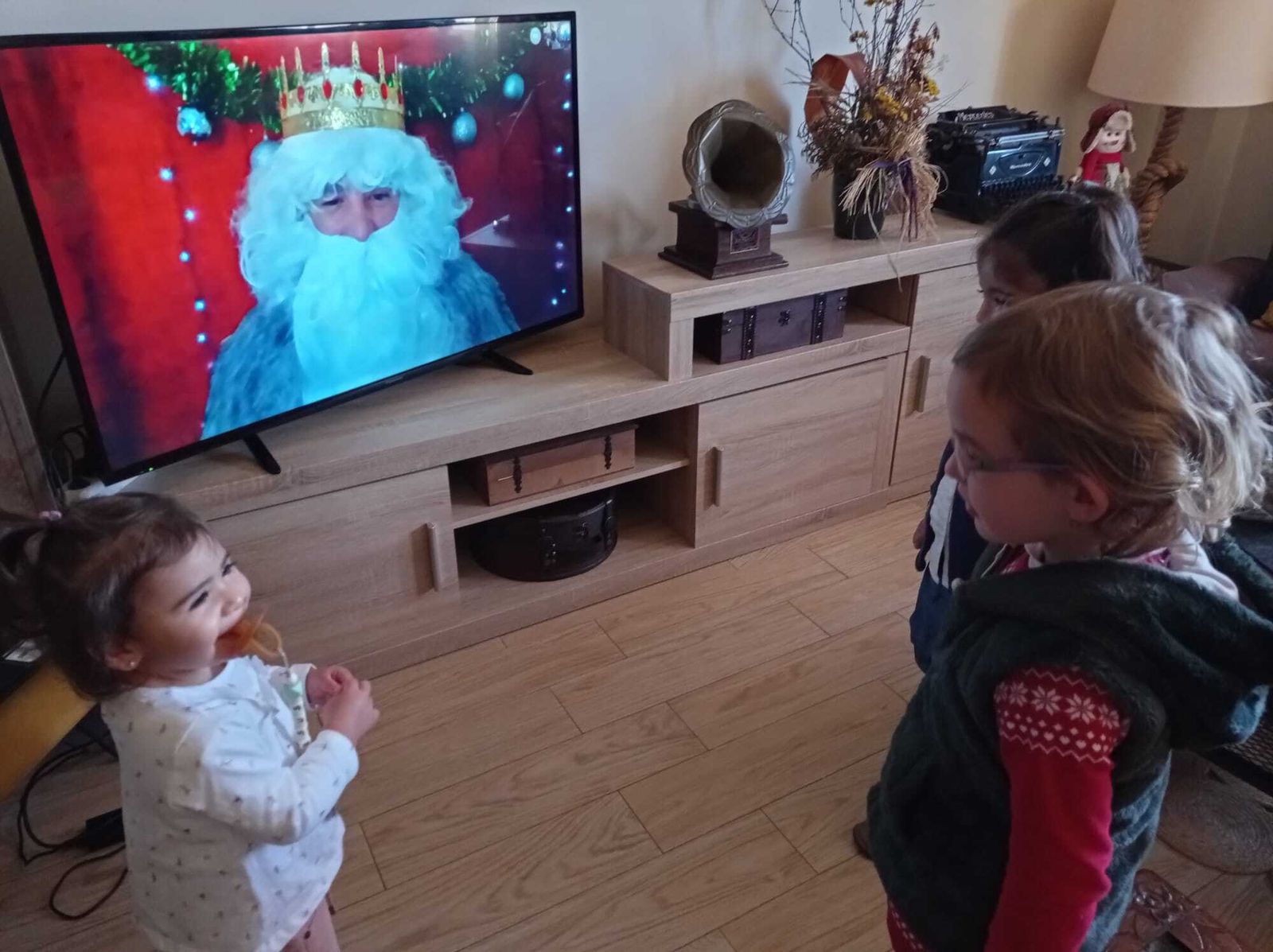 El rey mago Melchor habla con Aesú, Luna y Akela