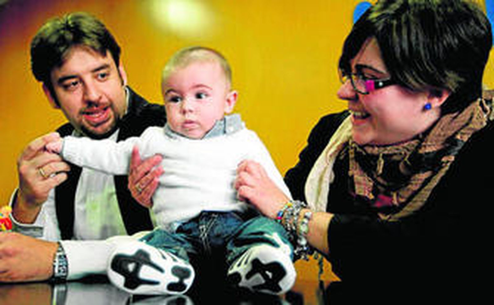 Juan posa junto a su padres en la presentación ante los periodistas celebrada ayer en Valencia.