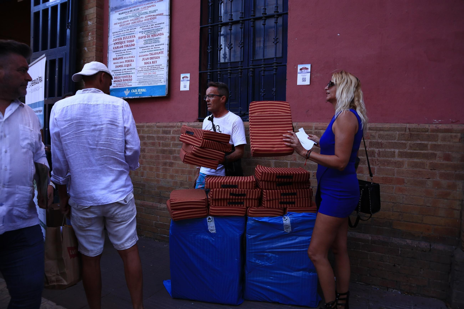 Imágenes de ambiente en el tercer día de toros en Huelva