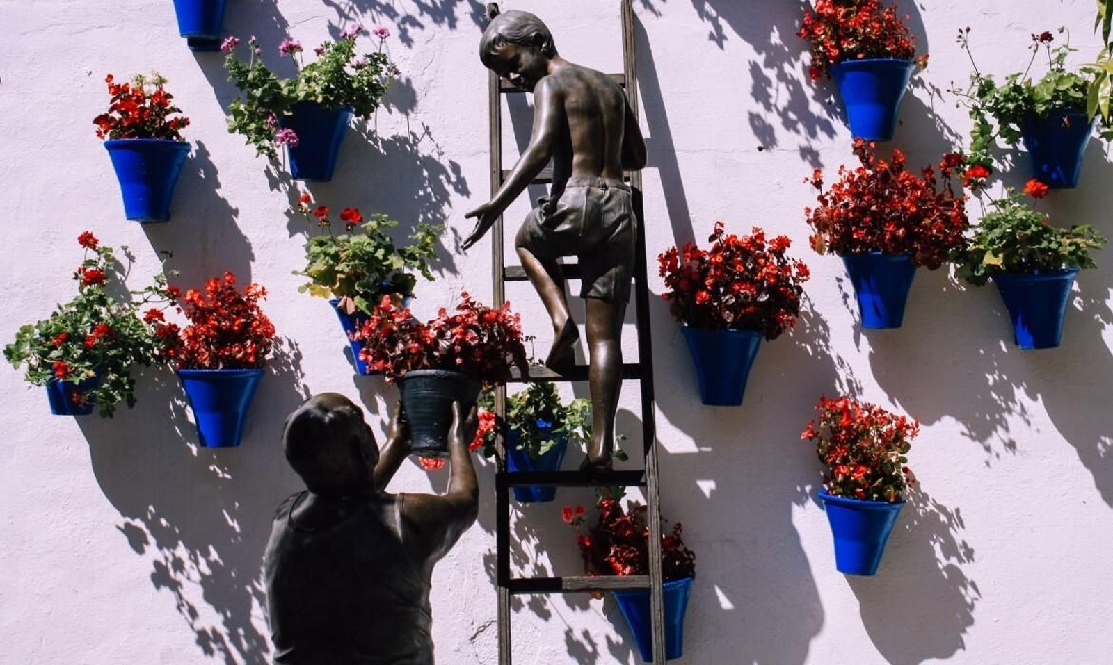 Abuelo y niño también es obra del escultor José Manuel Belmonte Abuelo y niño también es obra del escultor José Manuel Belmonte