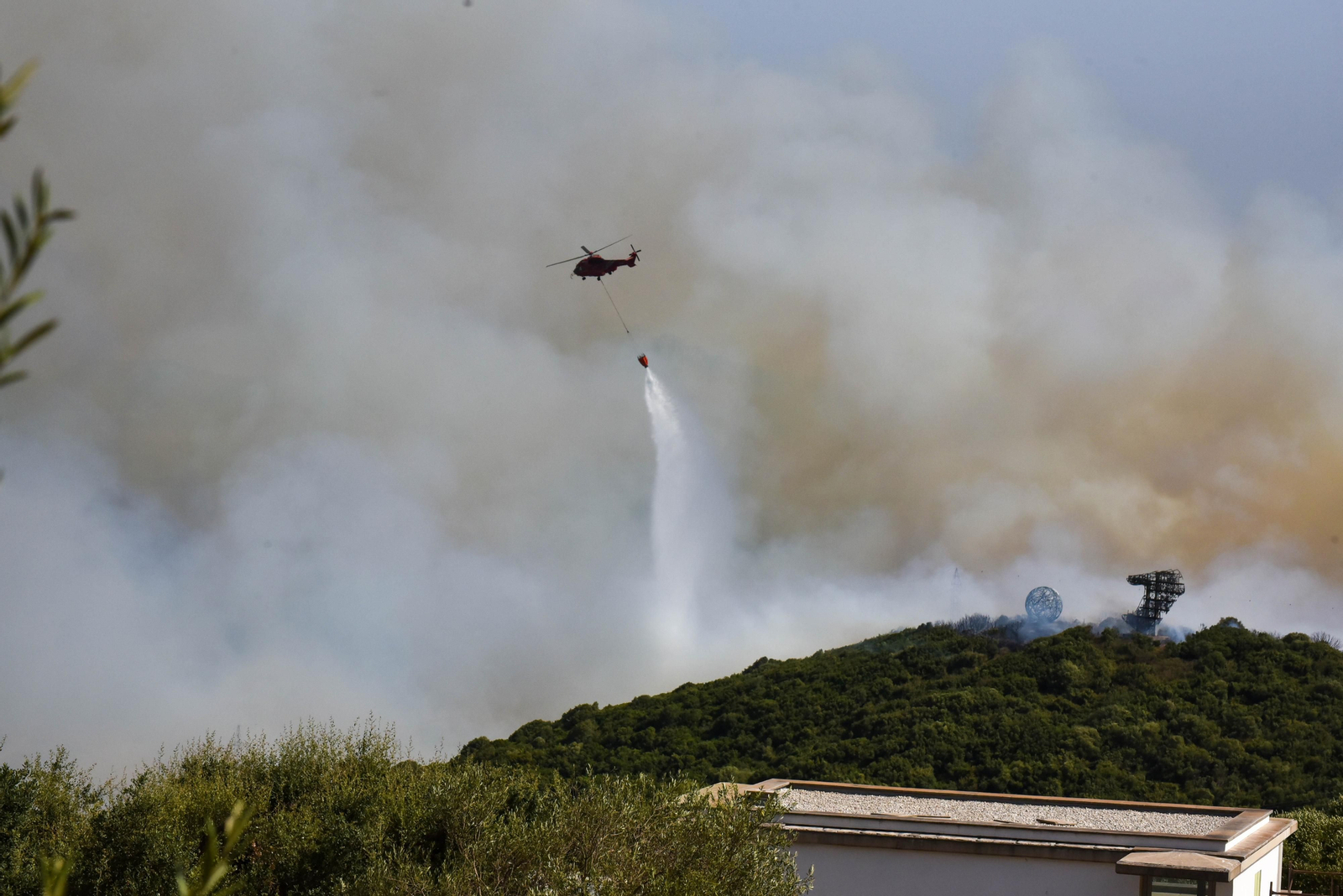 Un helicóptero trabaja en la extinción del incendio.