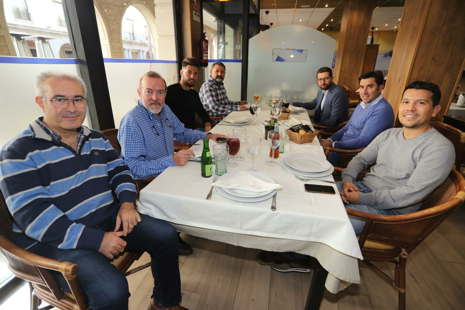 Los tertulianos departieron en el interior del restaurante ‘El Paraíso de Gonzalo’ de la capital onubense.