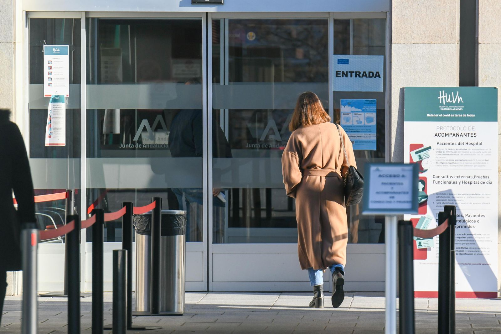 El Covid ingresa en los hospitales de Granada a cuatro personas diarias en la última semana