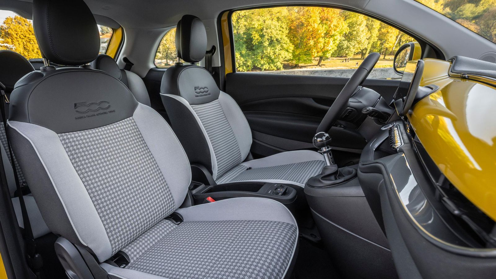 El nivel La Prima se dota de faros full led, un volante negro Soft Touch, salpicadero del color carrocería o una tapicería que combina tejido y vinilo con el logo de “Fabbrica Italiana Automobili Torino”.