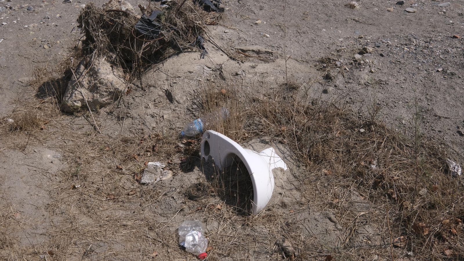 Enseres y restos de obras de viviendas particulares se apropian otra vez de la desembocadura