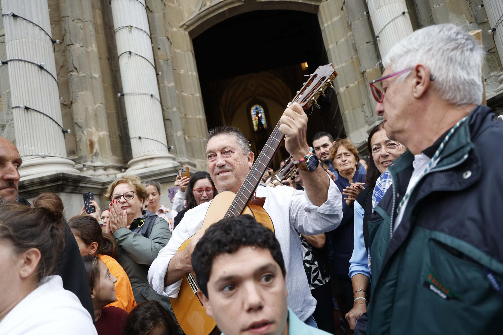 La Virgen de la Luz, patrona de Tarifa, regresa a su santuario entre el fervor y la lluvia