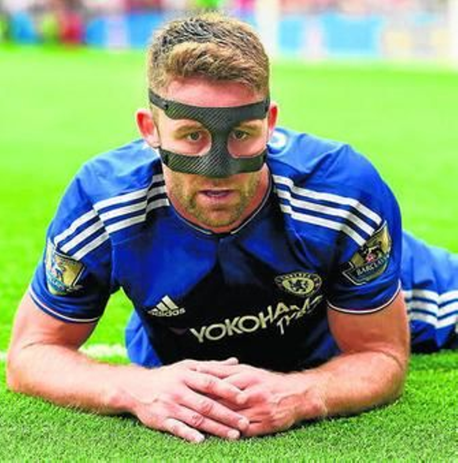 Gary Cahill no halla explicación a un gol del Crystal Palace.