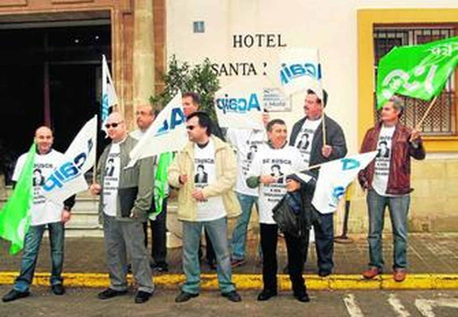 Representantes de los trabajadores de las prisiones gaditanas, protestando ayer en El Puerto.
