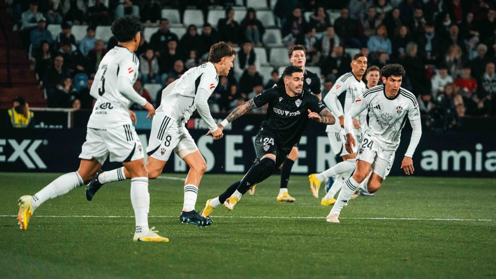 Miguel de la Fuente presiona la salida de balón del conjunto manchego en el duelo del pasado viernes.